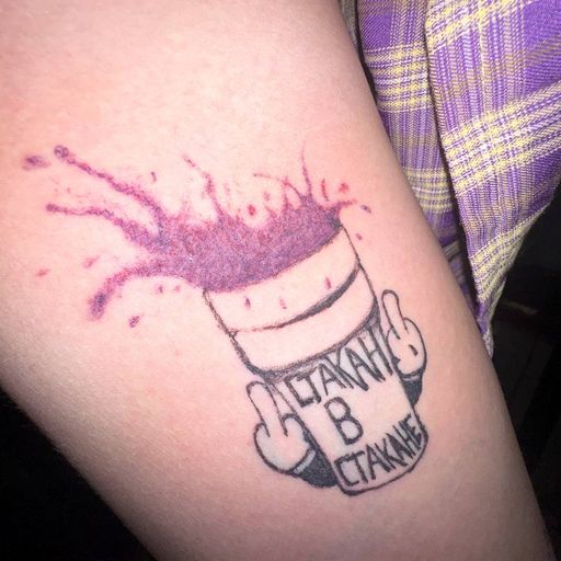 Тату на бедре: стакан с всплеском и надписью «стакан в стакане»