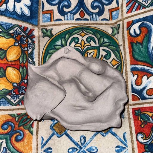 Скульптура: глиняный женский торс