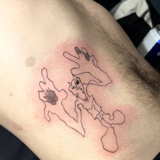 Тату на груди: сюрреалистичная фигура с когтями