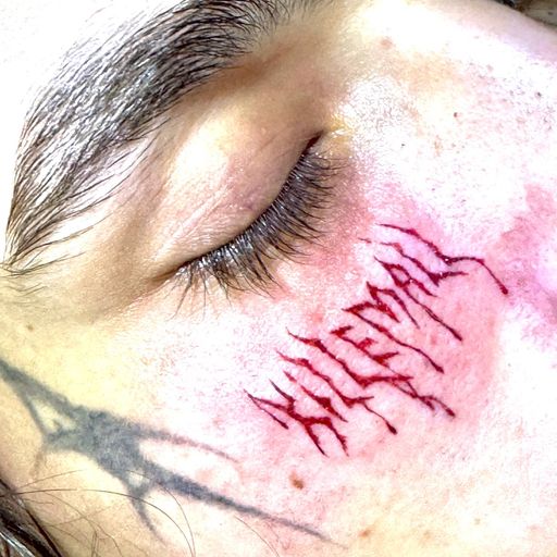 Тату под глазом: надпись KILLEMALL в metal-стиле